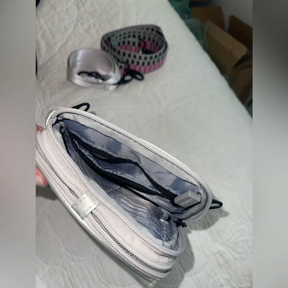 IHKWIP XL EVERYDAY ESSENTIALS CROSSBODY WITH TWO STRAPS METALLIC SILVER - Picture 3 of 12